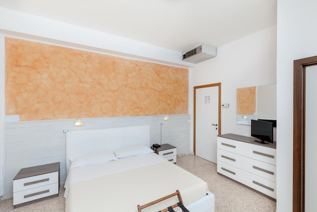 Hotel Chiar Di Luna Senigallia Camera foto